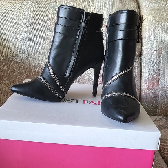 NIB JUSTFAB JF IVY Black Women's Boots + Zipper Detail & Ankle Straps Size 8 - Picture 3 of 7